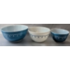 Image 3 : Pyrex Mixing Bowls in "Snowflake Blue Garland" Pattern