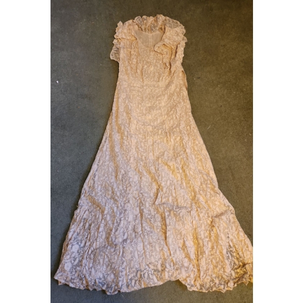 Beautiful Vintage Lace Short- Sleeved Wedding Dress 53 T, 14 W Across at Waist 