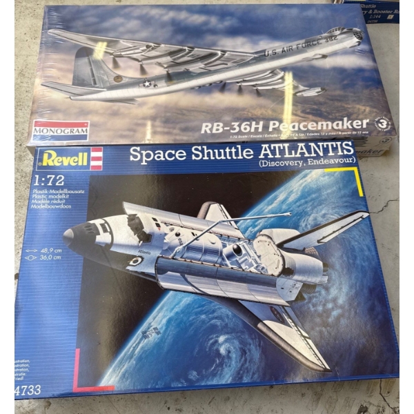 RB-36H Peacemaker 1:72 Sc w/ Space Shuttle Atlantis 1:72 Sc 
