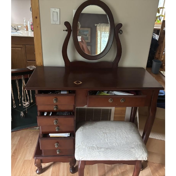 Wood, jewelry, and make up counter with chair and mirror
L36 W16 H31