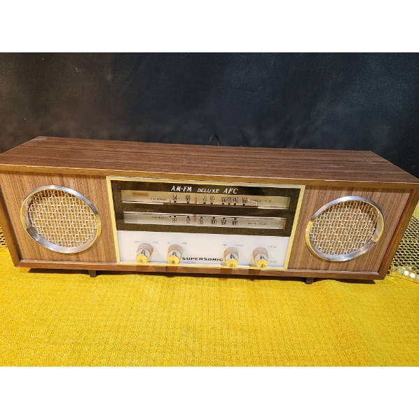 Vintage Supersonic AM-FM Deluxe AFC Model AF-610