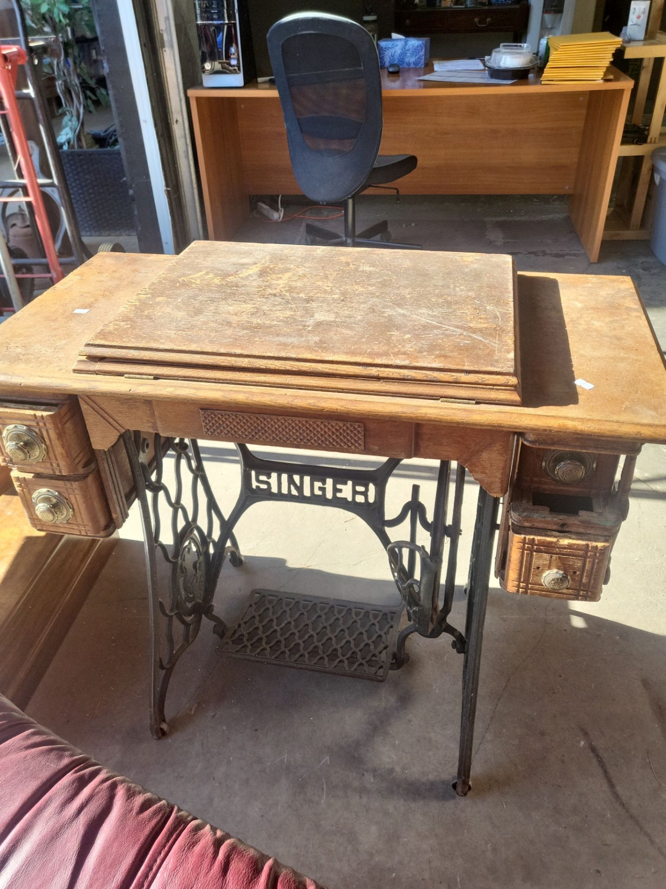 Singer Sewing Desk and Machine - Beck Auctions Inc.