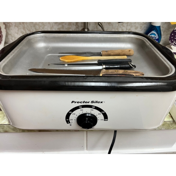 Proctor Silex Electric Turkey Roaster. After it’s cooked you have everything to cut it up 
