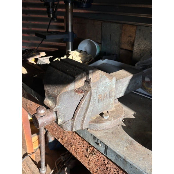 RAE Number #6 solid steel vice
