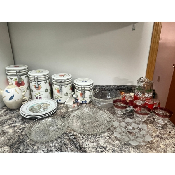 Vintage glassware set features a Bartlett-Collins tomato juice pitcher and four matching tumblers 