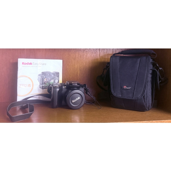 Kodak EasyShare Z712 IS Digital Camera With Lowepro Case and Manual