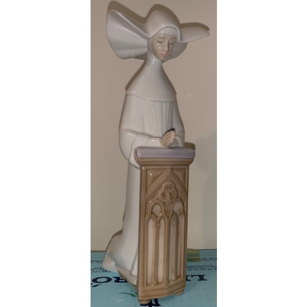 Vintage Lladro Porcelain Nun on Podium 7T