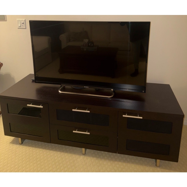 46" SONY LCD TV Mo.KDL-50R550A w/ Enclosed Entertainment Stand 
