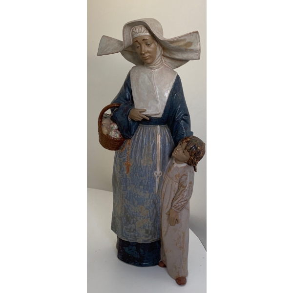 LLADRO 'Charity' Figurine  - 16.5T 