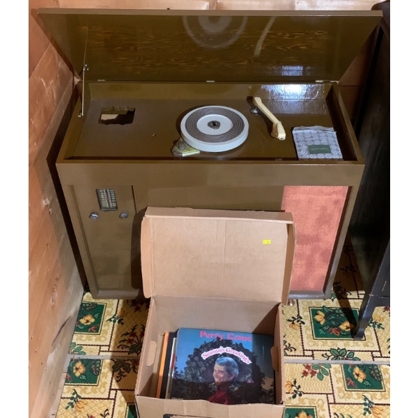 Singer Record Player w/ Records (33W, 17D, 29T) 