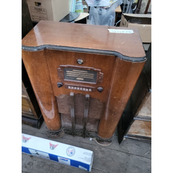 Antique Standing Radio (41" x 26.5" x 14" Inches)