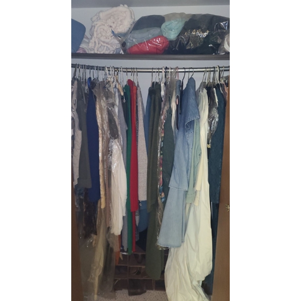 Contents of Closet- Women's Clothing/ Assorted Sizes (6)