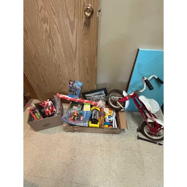Collection of vintage toys, Hulk Hogan figurine, small child vintage bike vintage Pezz dispenser in 