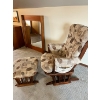 Image 4 : Dutailier Easy glide chair with Stool Beautiful solid and sturdy  Oak frame Fabric amazing condition