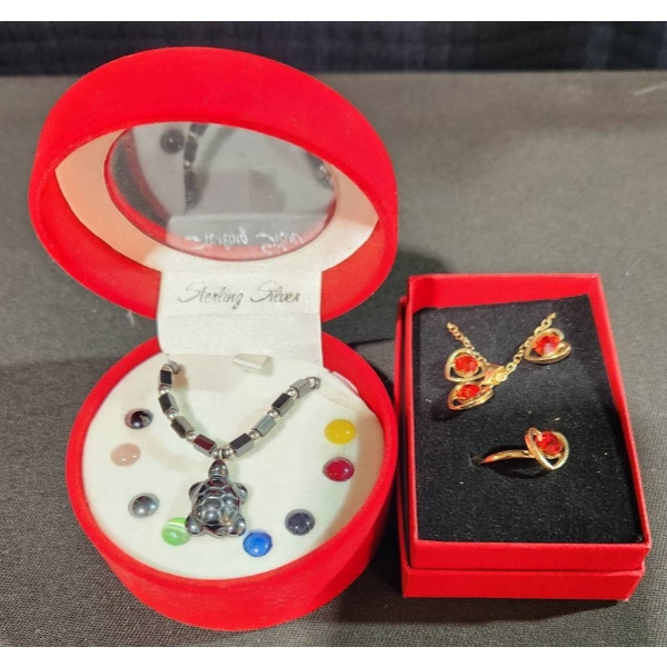 Gift Sets of Costume Jewelry with Turtle Pendant and Heart Motif Set