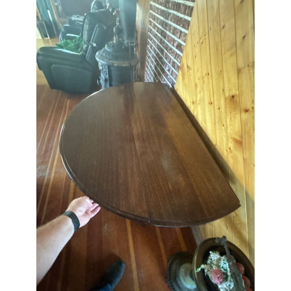  beautiful antique folding table 48 inches wide and 32 inches in height

Duncan Phyfe Manufacture. 