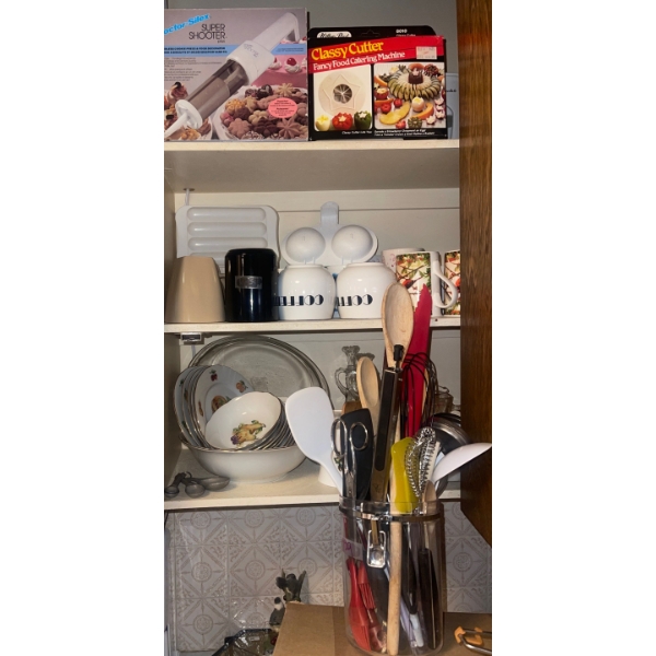 Assorted Dishware Casserole Dish Pyrex Measuring                                                    