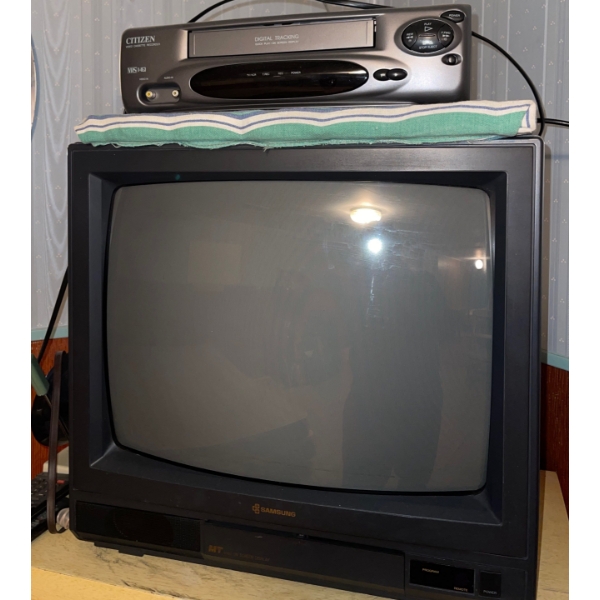 Samsung Retro Gaming Television w/Citezen VHS  VCR Together w/ Remote