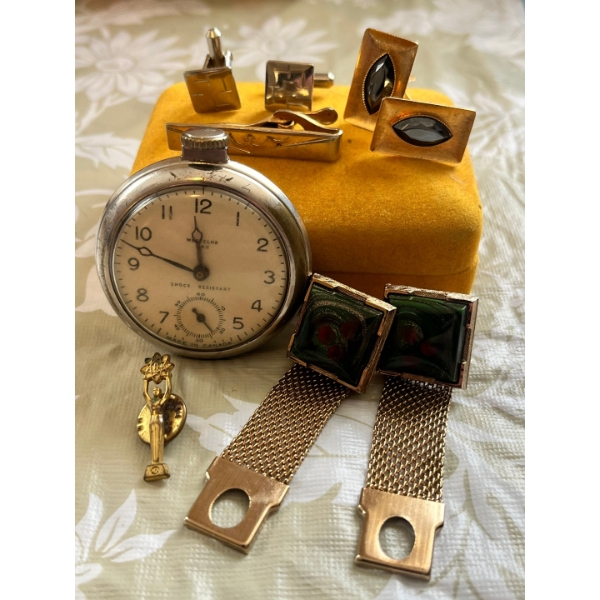 Vintage hickok cufflink green glass wrap around mesh cuff links, with 2 more sets of cufflinks, west