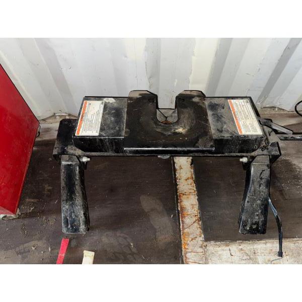 Reese Fifth Wheel Hitch For Towing Large Trailers Or RV's