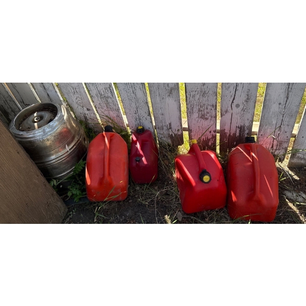 4 Jerry Cans w/ Metal Beer Keg 