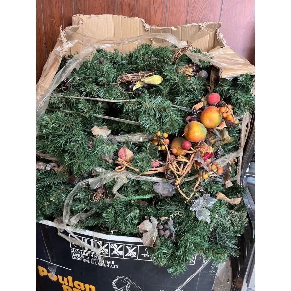  large quantity of lit holiday , garland