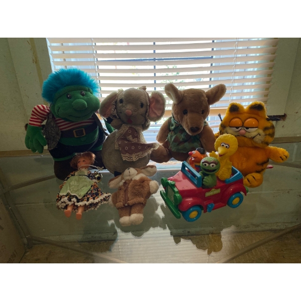 Plush Bolls and Stuffed Animals