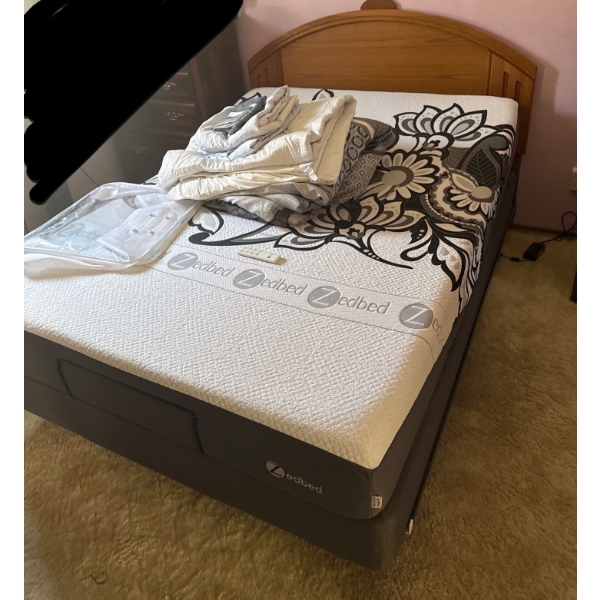 Mechanical Queen Bed w/ Frame, Zedbed, w/ Remote and Bedding