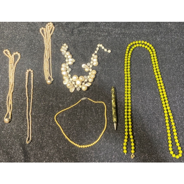 Collection of Pearl Jewellery 