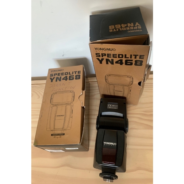 Yongnuo Digital Speedlighht YN468 (1 Needs Repair)