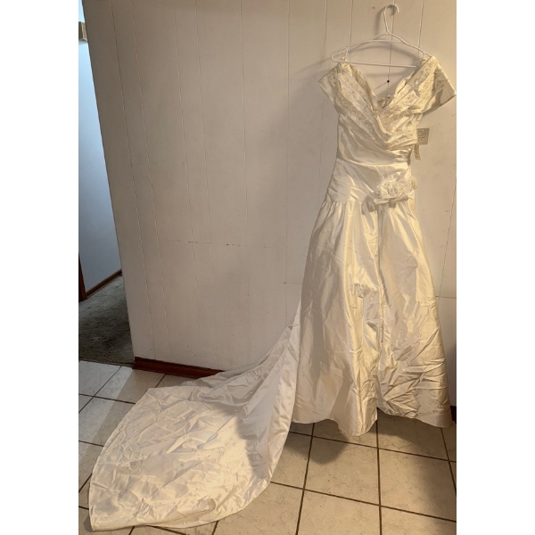 Beautiful Vintage Off The Shoulder Wedding Gown Approx Size 8