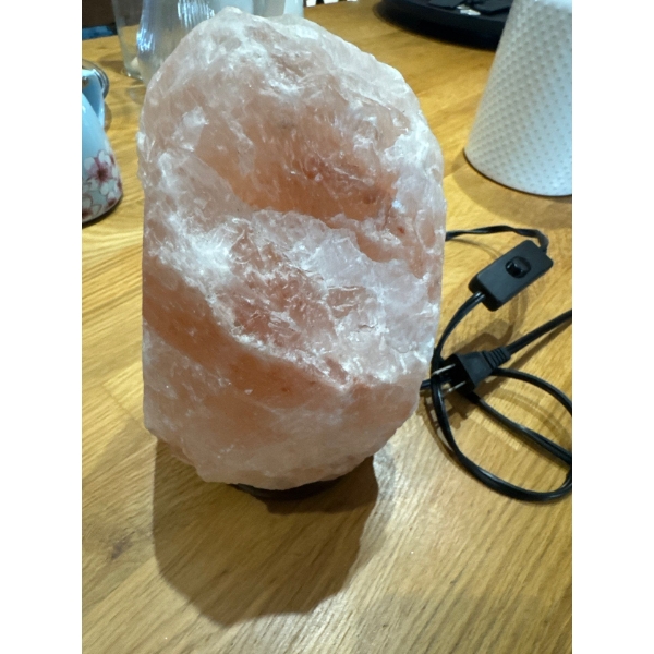 Beautifull'naturally formed himalayan salt lamp needs bulb