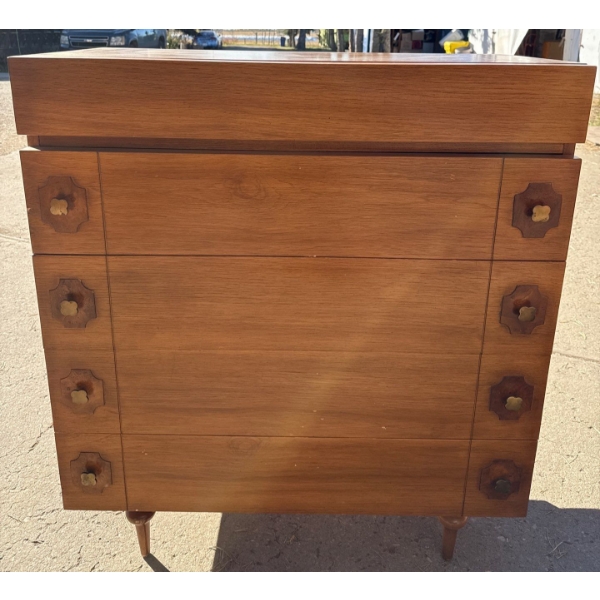 Mid century 4 Drawer Dresser In Like New Condition 