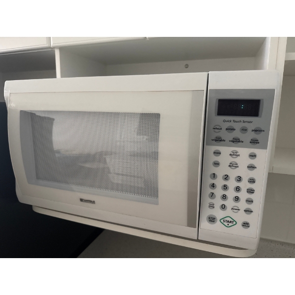 White Kenmore Microwave (MN 87440)