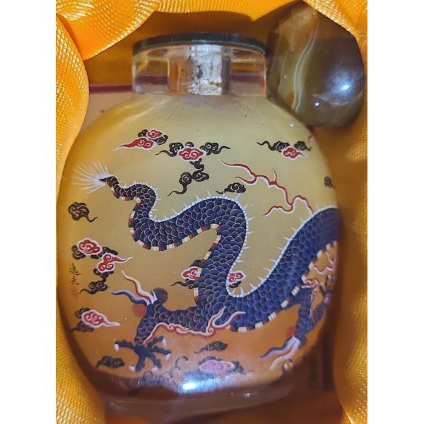 Artist: Qi Heng Yue "Black Dragon" Wang Xisan Ji School Reverse Painting Snuff Bottle