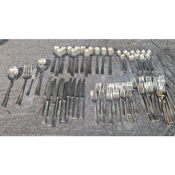 64 PC Heritage Silversmiths 18/10 Stainless Steel Flatware Set