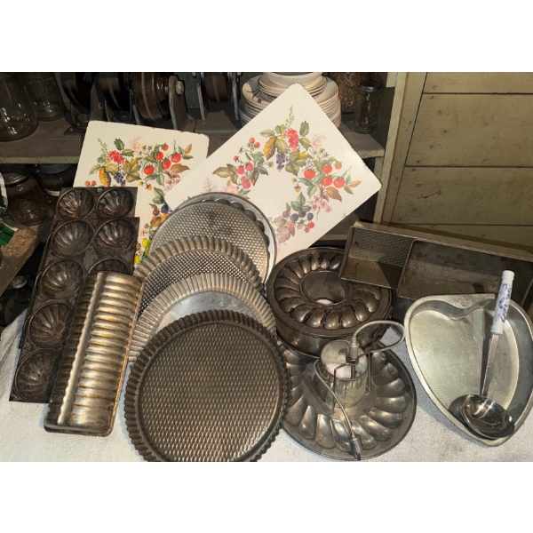 Collection Of Antique Baking Pans & PiePan & Muffin Tins, Banana Bread Tins
