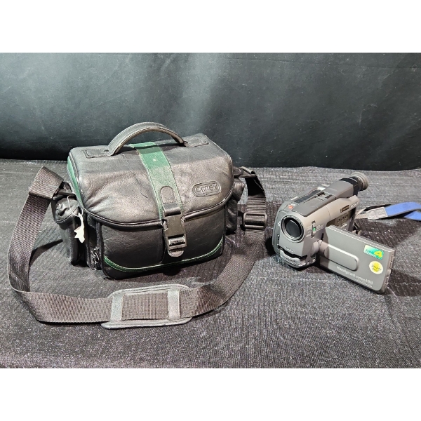 Sony CCD-TRV82 Hi8 Handycam Camcorder & Case