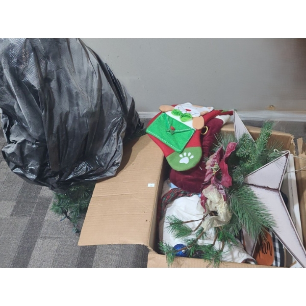 Mini Tree and Holiday Decor