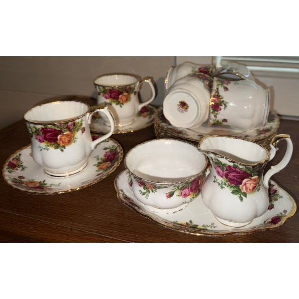 Royal Albert - 'Old Country Roses' 6 Tea Cups 6 Saucers Cream & Sugar 