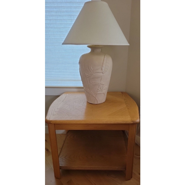 VINTAGE End Table w/ 80's Post Modern Plaster Of Paris Decorative Table Lamp 25T (duplicate)