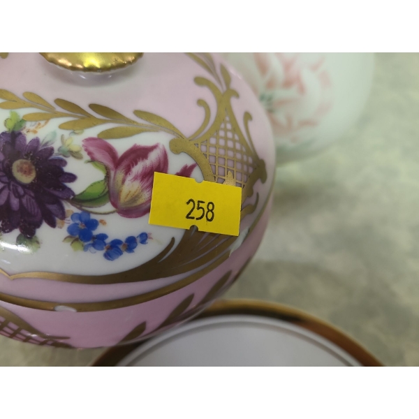 Assorted porcelain and glass (some damaged)