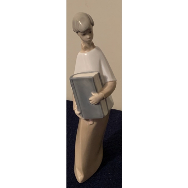 LLADRO Porcelain Choir Boy Figure  - 9T 