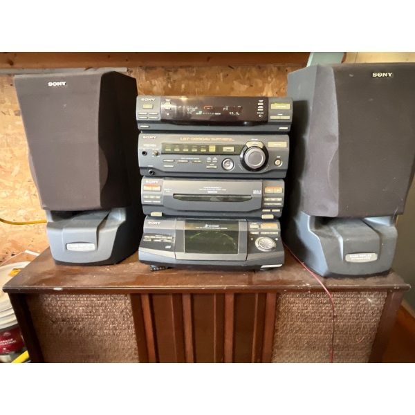 ony LBT – D8 90AV with dual cassette recorder five guest CD changer, FM tuner and bass reflex speake