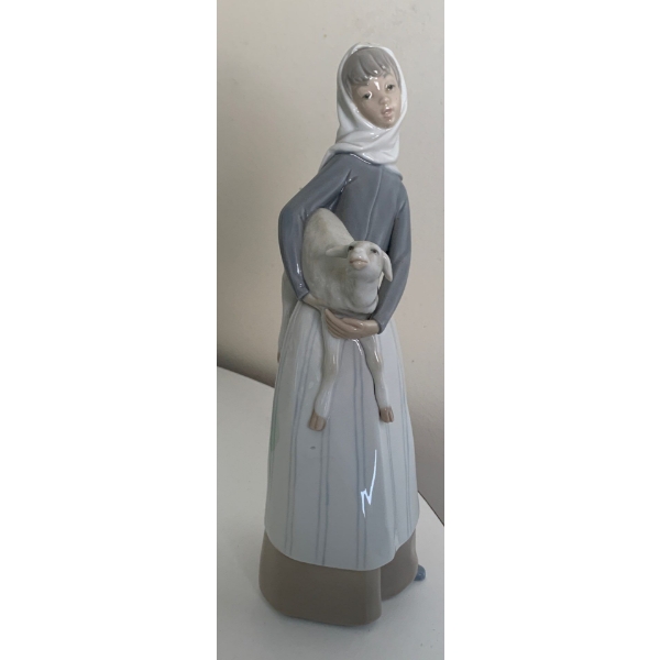  LLADRO  Porcelain Girl w/ Lamb  Glossy - 11T 