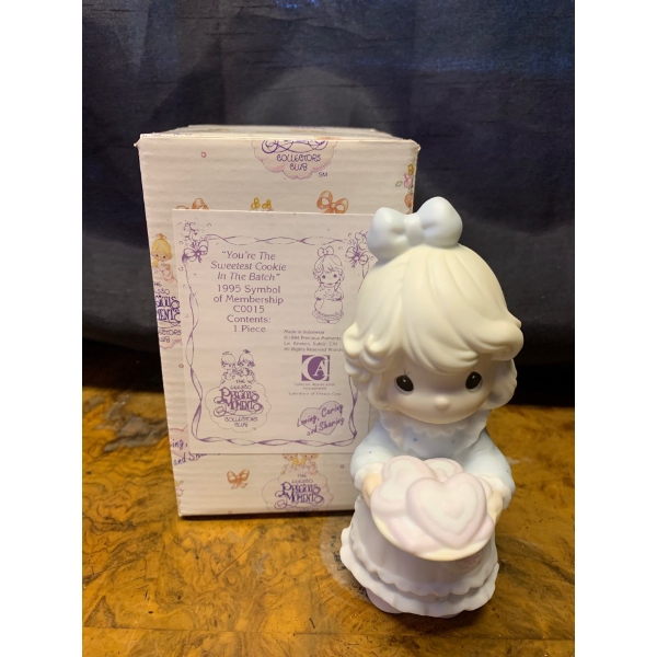 Precious Moments Figurine & Cookie Cutter 5T