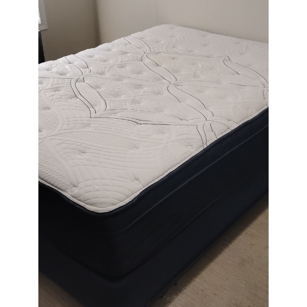 Seely Posturepedic Performance Double Size Bed - MINT