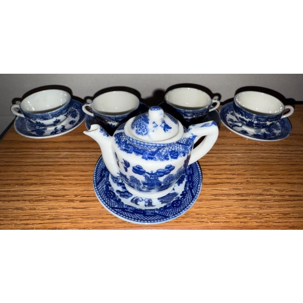 Vintage Blue Willow Pattern Child's Tea Set 