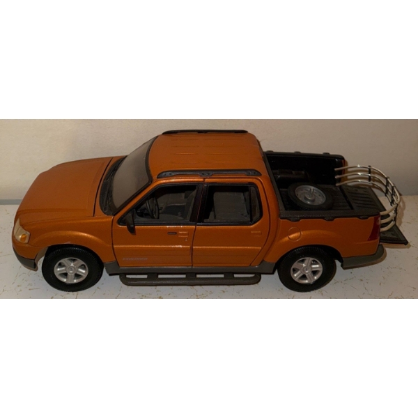 Maisto 1:18 Die-Cast Model OF A 2001 Ford Explorer Sport Trac-Discontinued Collectible