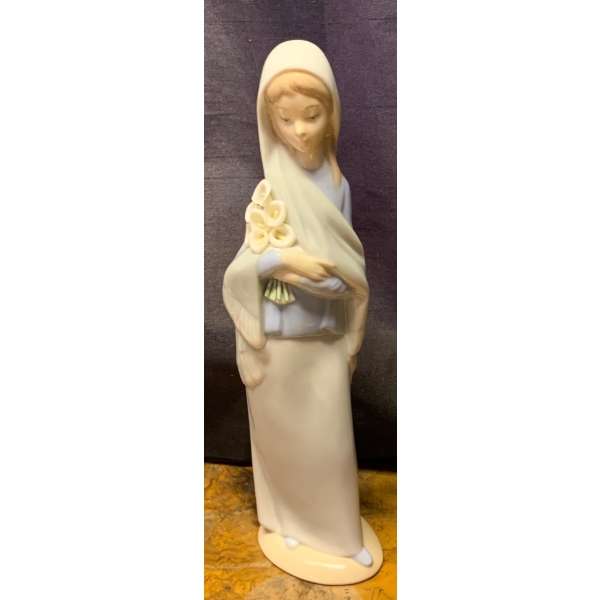 LLADRO Porcelain - 'Lady w/ Shal & Bouquet' 9T